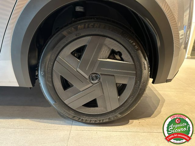 Lancia Ypsilon Hybrid e-DCT - foto 3 di 4
