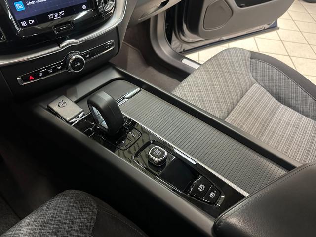 Volvo XC60 B4 (d) automatico Core IVA ESP - UNI PROP, del 2022, 119.900 km, in vendita a Monza (MB)
