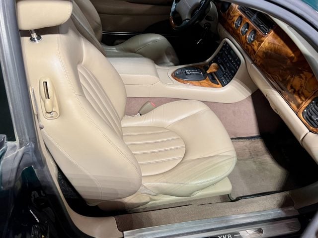 Jaguar XK8 4.2 Coupé, del 2003, 144.173 km, in vendita a Castellammare Di Stabia (NA)