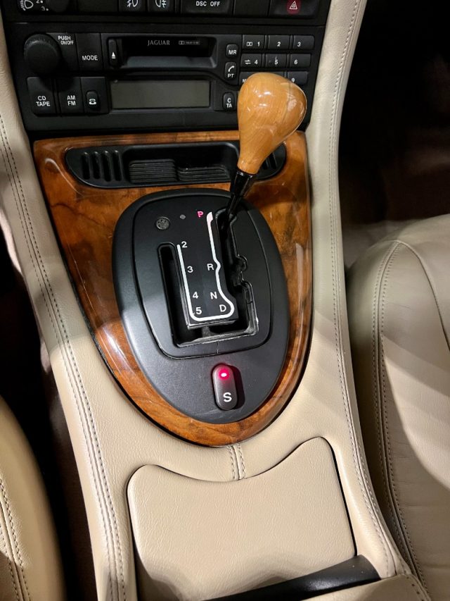 Jaguar XK8 4.2 Coupé, del 2003, 144.173 km, in vendita a Castellammare Di Stabia (NA)