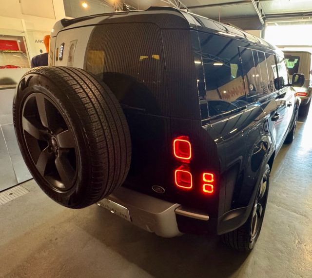 Land Rover Defender 110 3.0D I6 250 CV AWD Auto SE - foto 3 di 4
