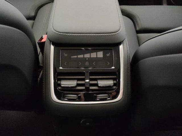 Volvo XC90 T8 Plug-in hybrid AWD automatico 7 posti Plus Brig nuovo a MODENA