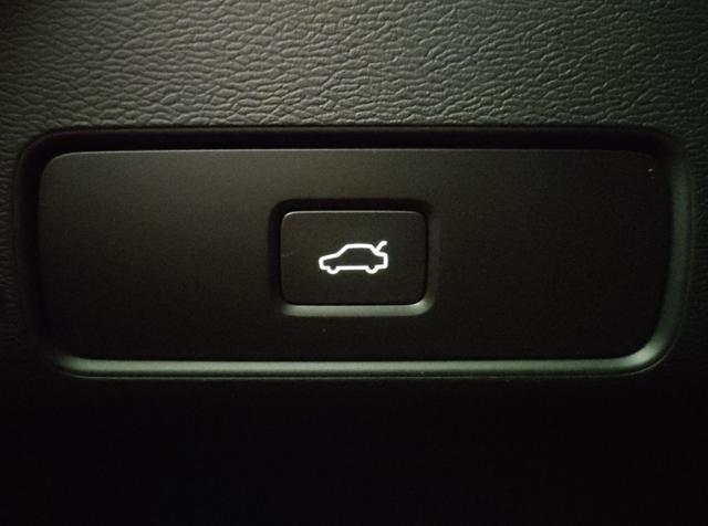 Volvo XC40 B3 automatico Plus Dark - Autocarro nuovo a MODENA