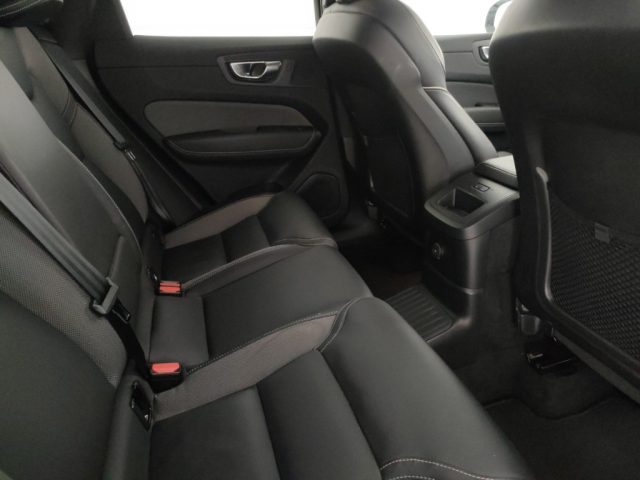 Volvo XC60 T6 Plug-in hybrid AWD automatico Plus Dark - foto 3 di 4