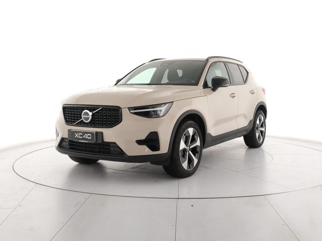 Volvo XC40 B3 automatico Plus Dark - foto 2 di 4