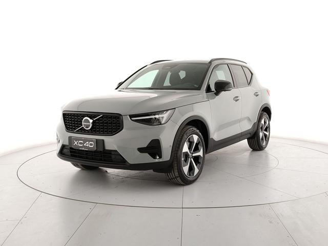 Volvo XC40 B3 automatico Ultra Dark - foto 2 di 4