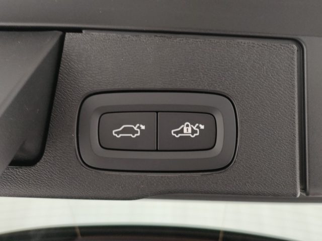 Volvo XC60 T6 Plug-in AWD auto Ultra Dark, in vendita a Modena (MO)