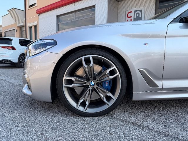 BMW M550 d xDrive Touring - foto 4 di 4
