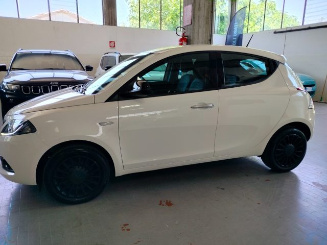 Lancia Ypsilon 1.0 Hybrid Silver - foto 3 di 4