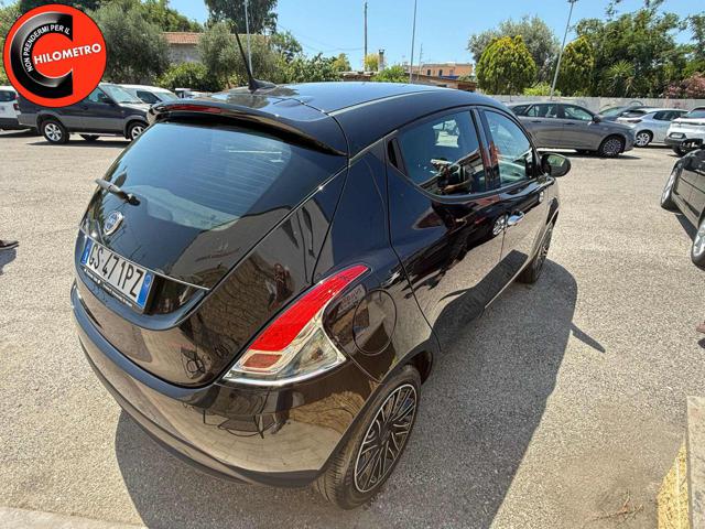 Lancia Ypsilon 1.0 FireFly 5 porte S&S Hybrid Oro - foto 3 di 4