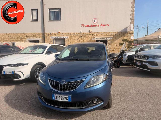Lancia Ypsilon 1.0 FireFly 5 porte S&S Hybrid Gold Plus RETROCAM, del 2023, 59.000 km, in vendita a Civitavecchia (RM)