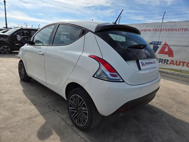 Lancia Ypsilon 1.0 FireFly 5 porte S&S Hybrid Oro - foto 3 di 4