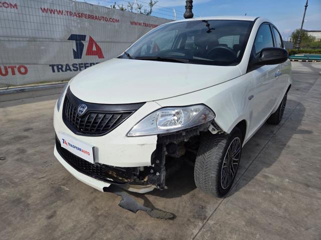 Lancia Ypsilon 1.0 FireFly 5 porte S&S Hybrid Oro, del 2024, 67.605 km, in vendita a Torre Del Greco (NA)
