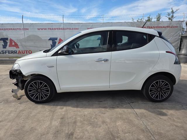 Lancia Ypsilon 1.0 FireFly 5 porte S&S Hybrid Oro - foto 2 di 4