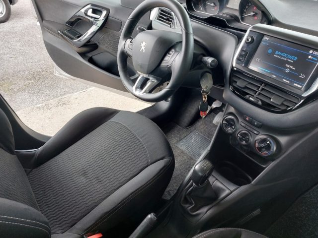 Peugeot 208 1.2 PureTech Allure 5 porte Neopatentati usato a TIVOLI