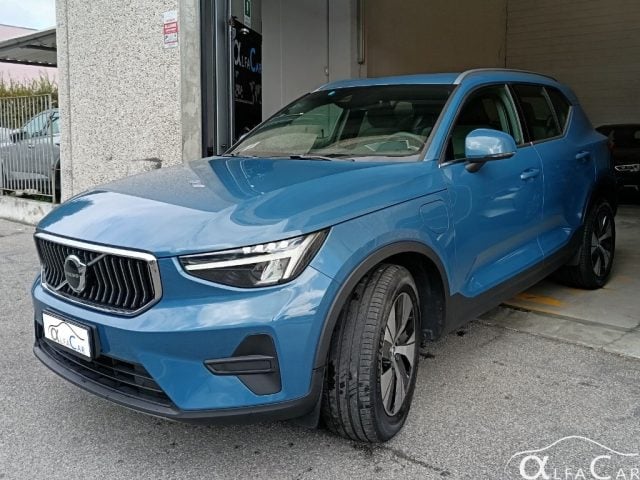 Volvo XC40 T5 Recharge Plug-in Hybrid automatico Core, del 2023, 50.000 km, in vendita a Curno (BG)