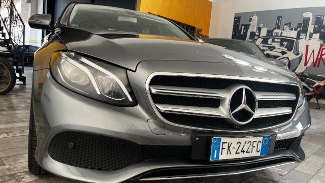 Mercedes-Benz E 220 d Auto Sport - foto 2 di 15