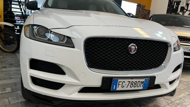 Jaguar F-Pace 2.0 D 180 CV AWD aut. Prestige - foto 2 di 4