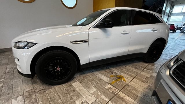 Jaguar F-Pace 2.0 D 180 CV AWD aut. Prestige - foto 3 di 4