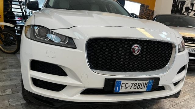 Jaguar F-Pace 2.0 D 180 CV AWD aut. Prestige - foto 2 di 4