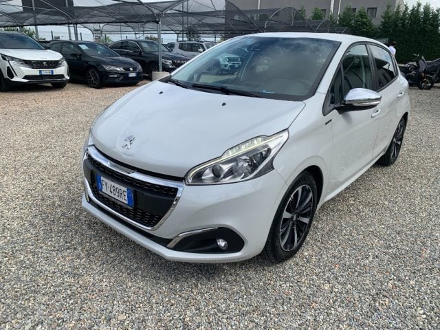 Peugeot 208 1° serie PureTech 82 Stop&Start 5 porte Signature, del 2019, 128.000 km, in vendita a Zinasco (PV)