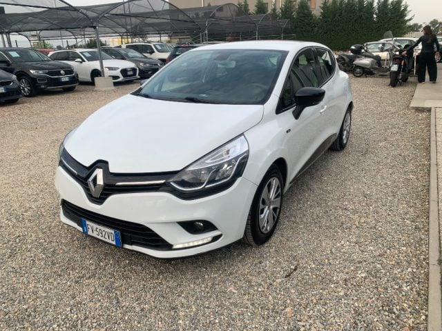 Renault Clio TCe 12V 75 CV 5 porte Moschino Intens, del 2019, 111.000 km, in vendita a Zinasco (PV)