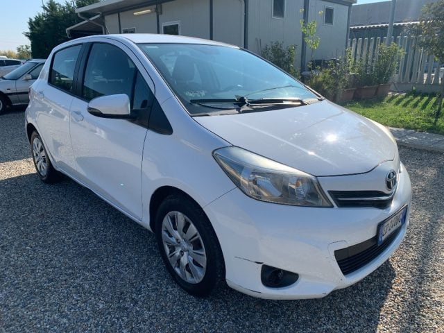Toyota Yaris 1.0 5 porte Lounge - foto 3 di 4
