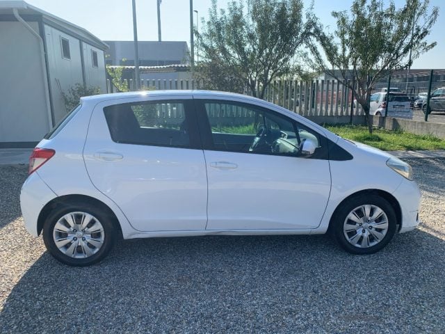 Toyota Yaris 1.0 5 porte Lounge - foto 4 di 4
