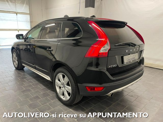 Volvo XC60 D3 AWD Geartronic Momentum-UNIPRO - foto 3 di 4