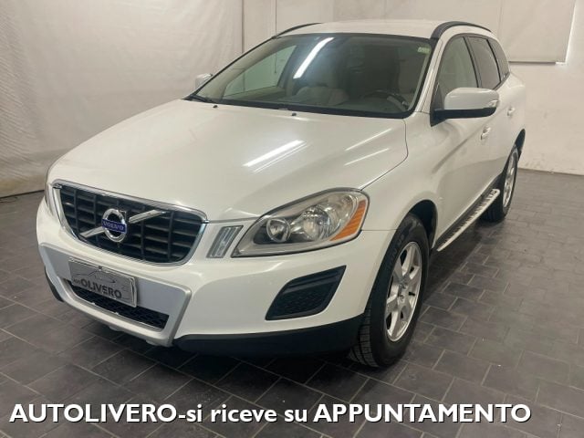 Volvo XC60 D5 AWD 205CV Momentum-PERFETTA - foto 2 di 4