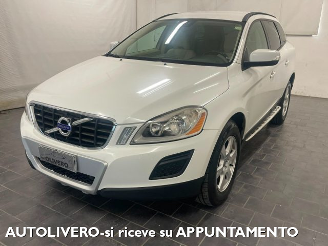 Volvo XC60 D5 AWD 205CV Momentum-PERFETTA - foto 2 di 18