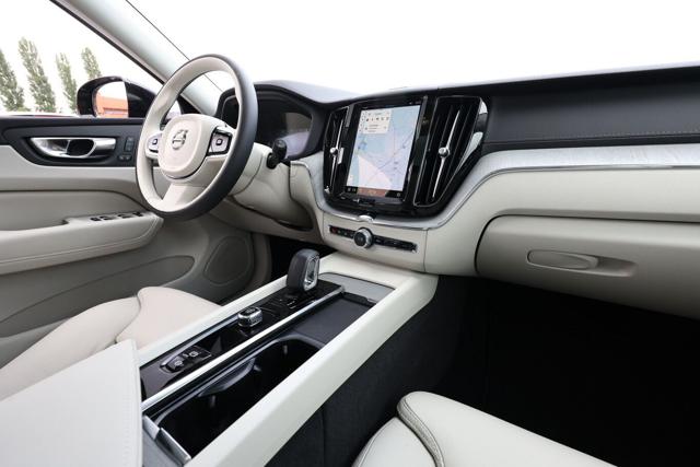 Volvo XC60 T8 Plug-in hybrid AWD automatico Ultra Dark - foto 3 di 4