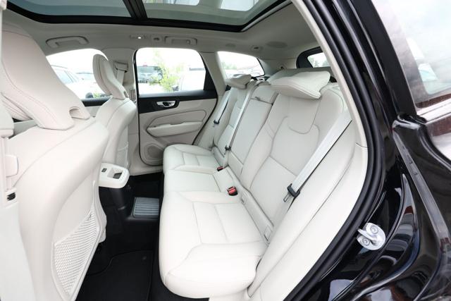 Volvo XC60 T8 Plug-in hybrid AWD automatico Ultra Dark - foto 4 di 4