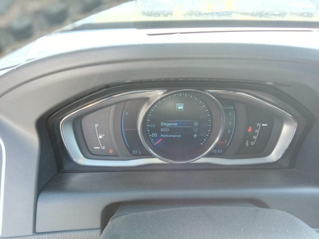 Volvo XC60 D5 AWD Geartronic R-design Kinetic - foto 3 di 4