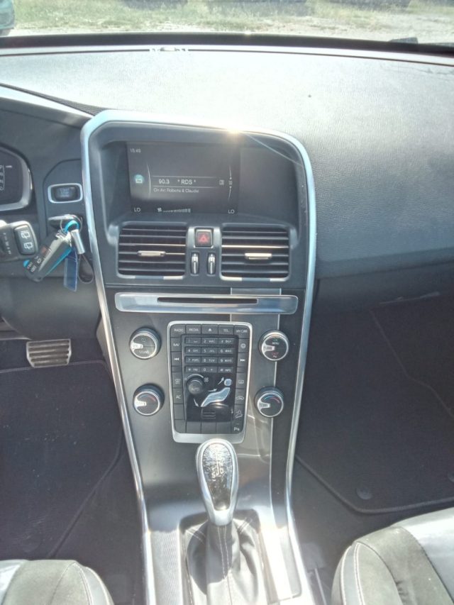 Volvo XC60 D5 AWD Geartronic R-design Kinetic - foto 4 di 4