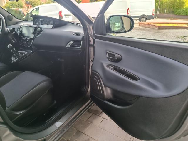 Lancia Ypsilon 1.0 FireFly 5 porte S&S Hybrid Platino - foto 3 di 4