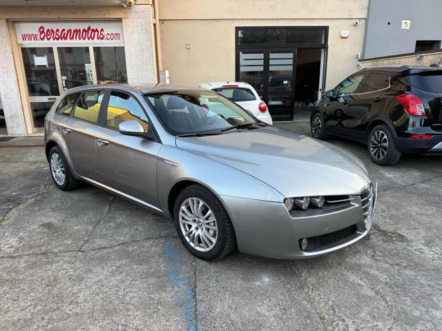 Alfa Romeo 159 1.9 JTDm 150CV Sportwagon Distinctive Q-Tronic, del 2009, 195.000 km, in vendita a Castagnaro (VR)