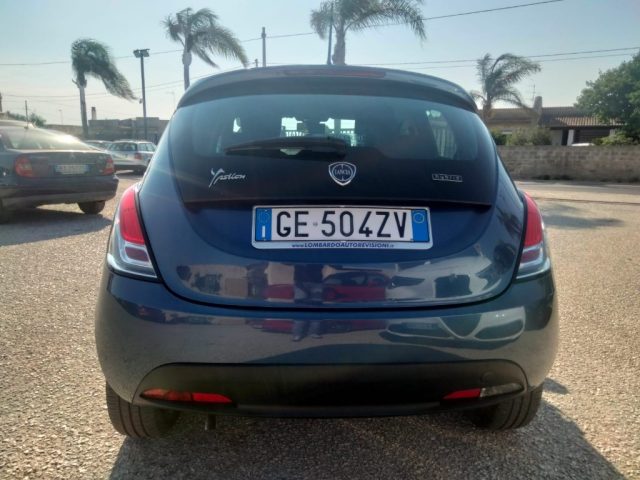 Lancia Ypsilon 1.0 FireFly 5 porte S&S Hybrid Ecochic Silver - foto 2 di 4