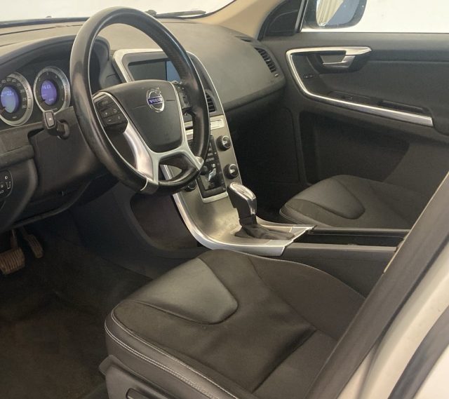 Volvo XC60 2.4 d4 (d3) Momentum awd 163cv geartronic - foto 3 di 4
