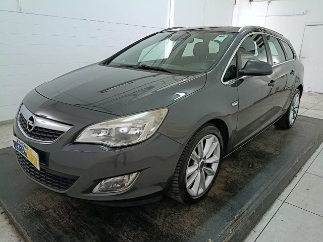 Opel Astra 1.7 CDTI 130CV Sports Tourer Cosmo, del 2013, 149.856 km, in vendita a Pescara (PE)