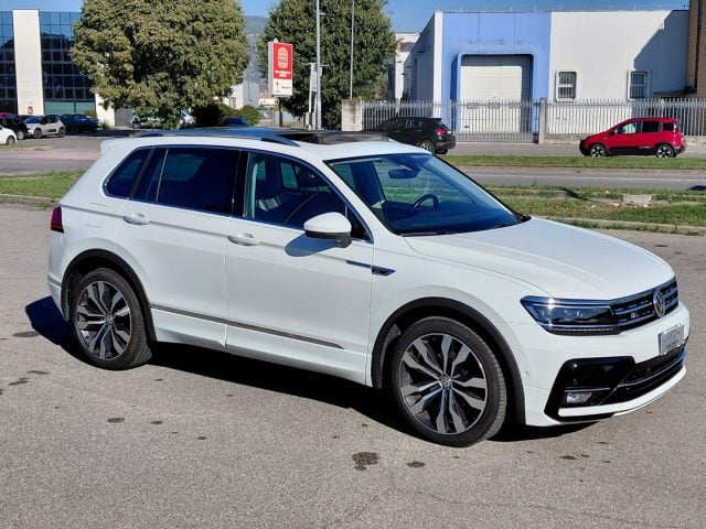 Volkswagen Tiguan 2.0 TDI R-LINE DSG BlueMotion full Tetto Pelle, del 2020, 110.000 km, in vendita a Mazzano (BS)