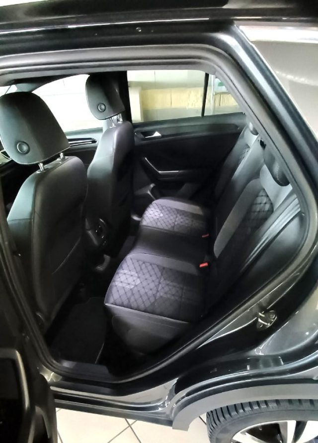Volkswagen T-Roc 1.5 TSI ACT R-Line, del 2022, 98.150 km, in vendita a Gaglianico (BI)