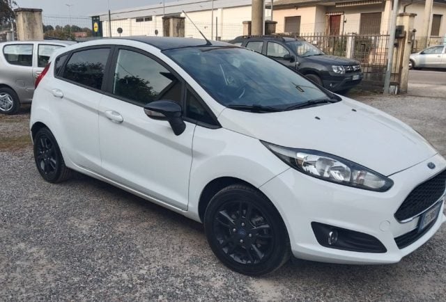 Ford Fiesta 1.0 EcoBoost 100CV 5 porte Black & White Edition - foto 2 di 4