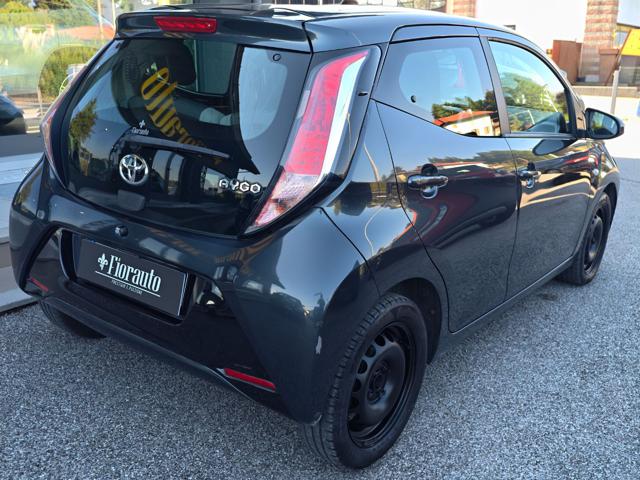 Toyota Aygo 1.0 VVT-i 69 CV 5 porte x-cool - foto 3 di 4