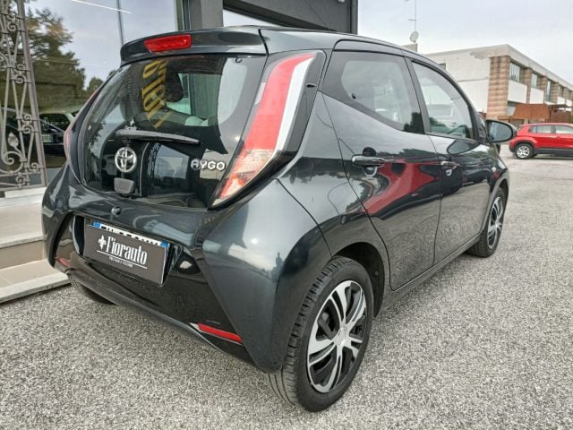 Toyota Aygo 1.0 VVT-i 69 CV 5 porte x-cool - foto 4 di 4