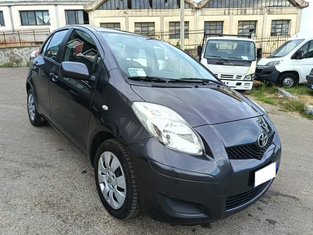 Toyota Yaris 1.0 5 porte Luxury pack - foto 2 di 4
