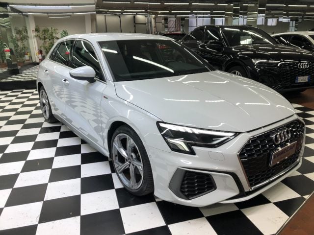 Audi A3 Sedan 35 TFSI S line edition - foto 2 di 4