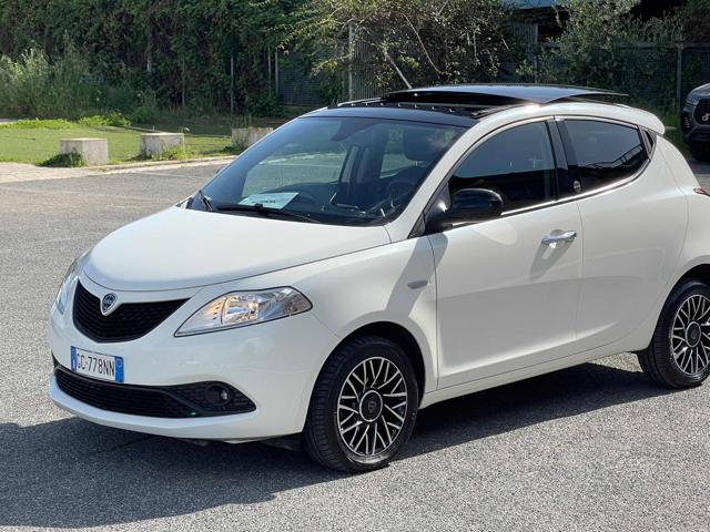 Lancia Ypsilon 1.0 HYBRID 5P Gold TETTO APRIBILE BIANCO PERLA usato a FIUMICINO