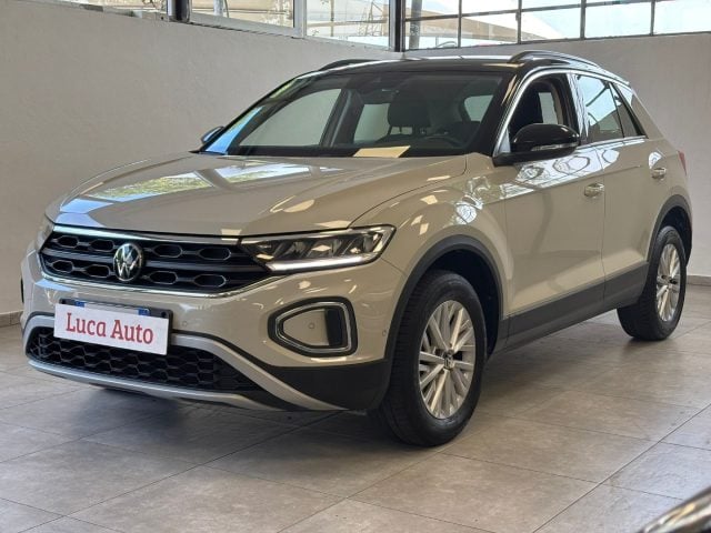 Volkswagen T-Roc 1.0 TSI 110CV *UNICO PROP.*BICOLOR*PARK AUTO*, del 2023, 30.859 km, in vendita a Cologno Monzese (MI)