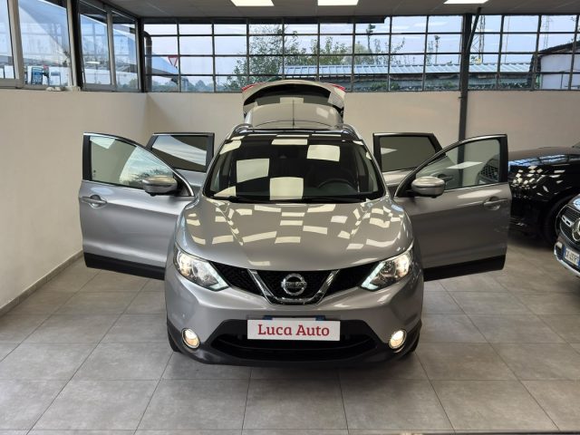 Nissan Qashqai 1.2 DIG-T N-Connecta *TETTO*360° CAMERA*NAVIGATORE - foto 2 di 4